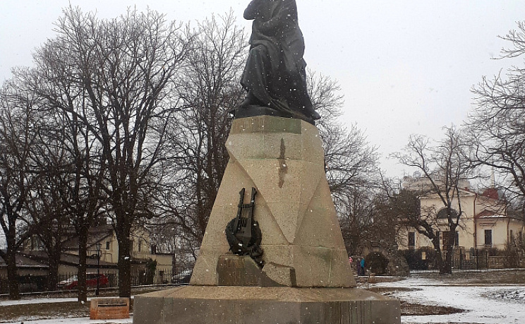 Памятник Лермонтову в Пятигорске зимой