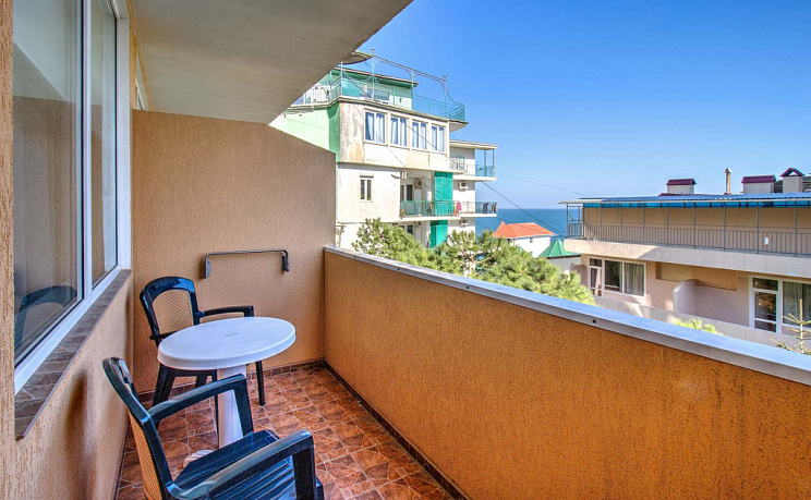 Стандарт с боковым видом на море с балконом